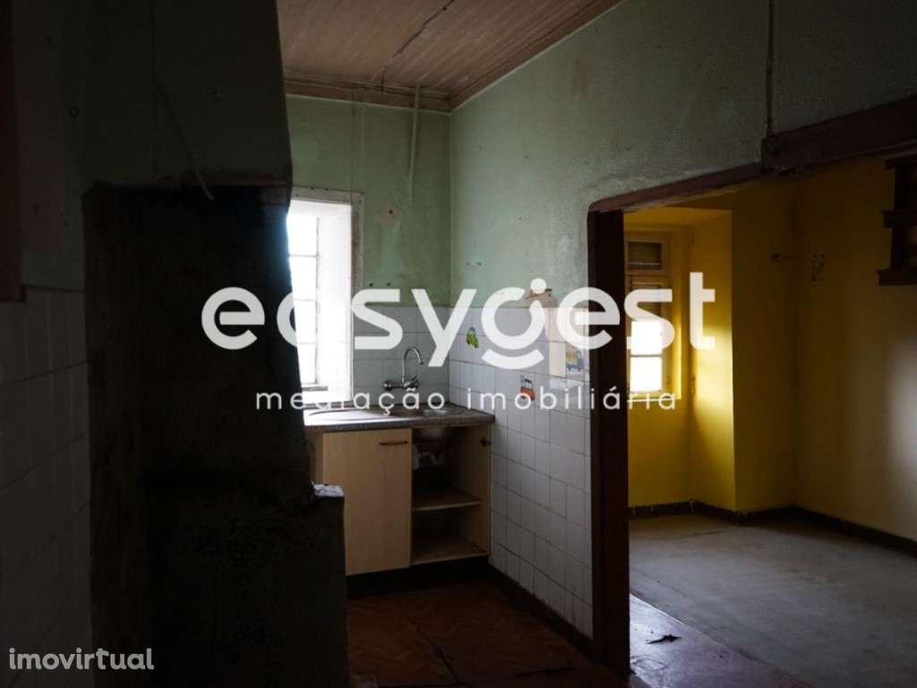 Moradia Geminada em granito com dois pisos e logradouro - Grande imagem: 5/23