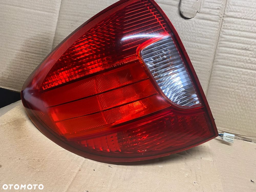 LAMPA TYLNA LEWA KIA RIO I LIFT - 2