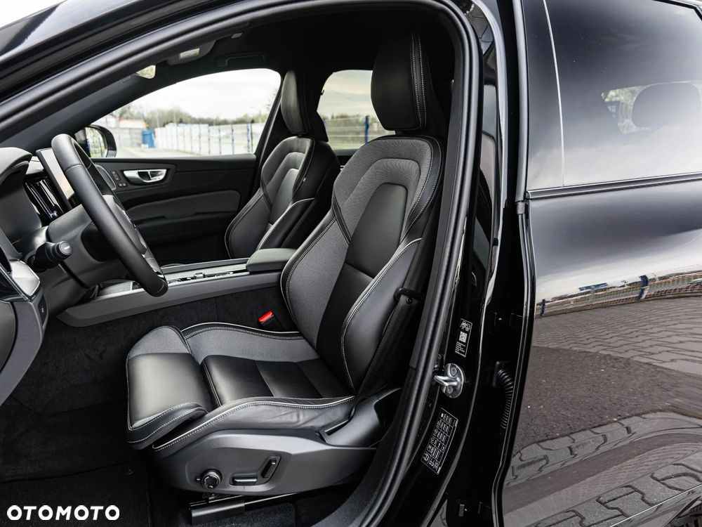 Volvo XC 60 B5 B AWD Plus Dark - 22