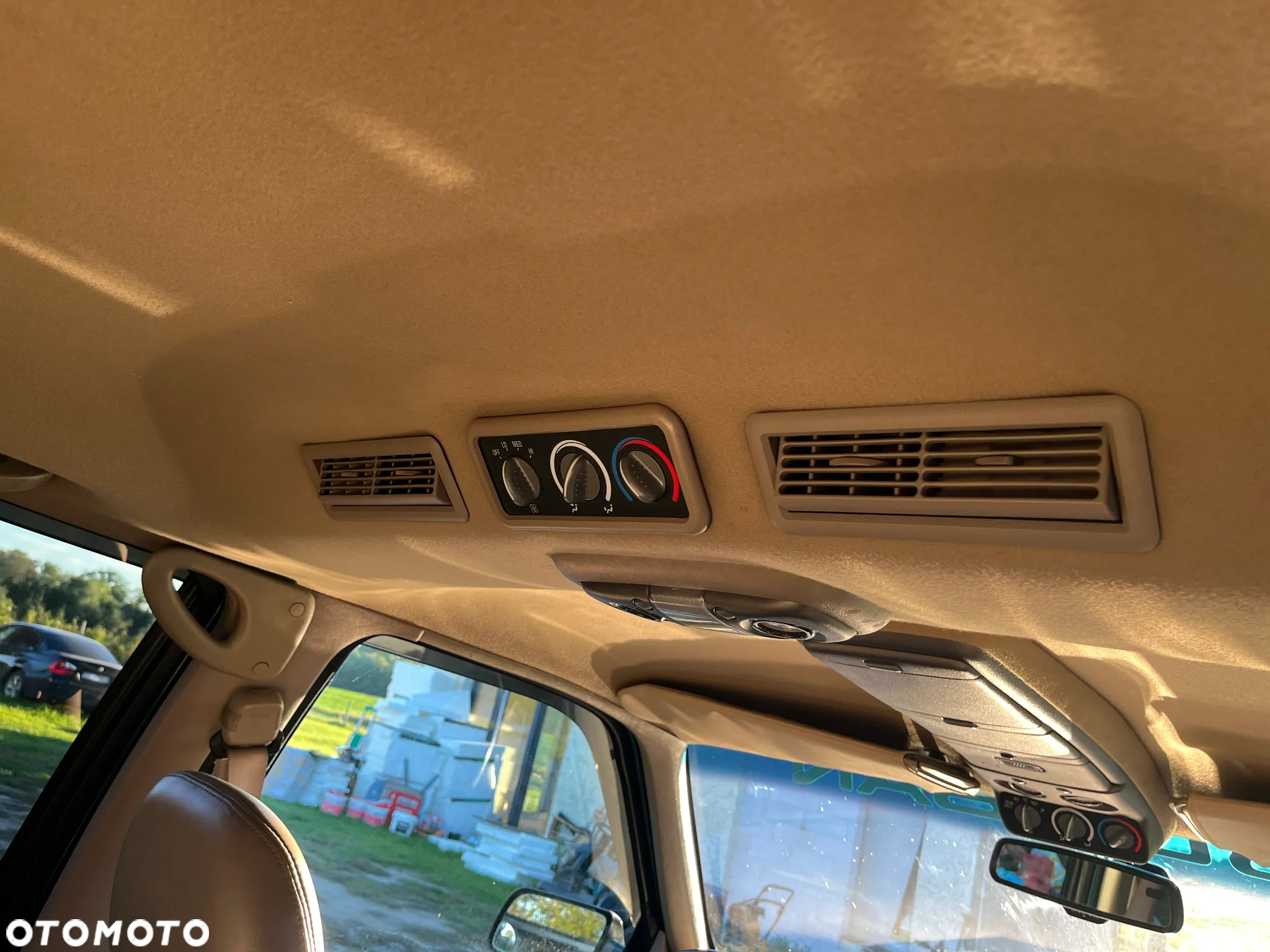 Chevrolet Suburban - 28