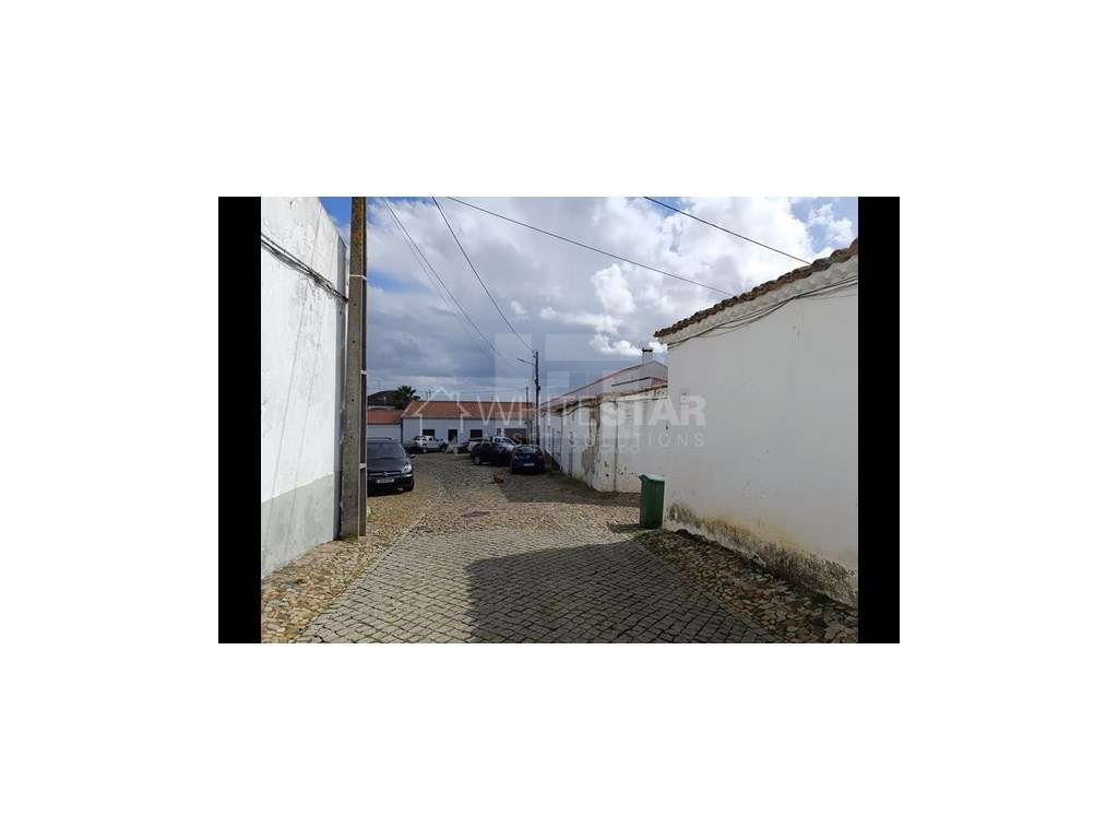 Moradia em ruína no centro da vila da Vidigueira. - Grande imagem: 2/6
