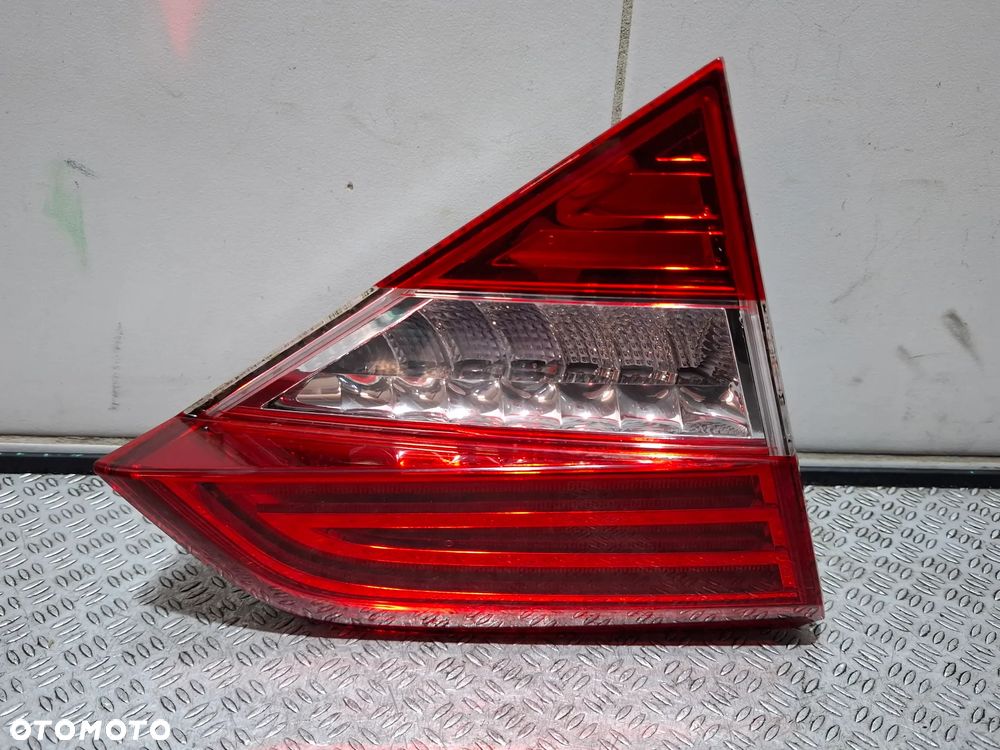 Lampa w klape lewy tył Skoda SuperB II Lift R 2014 nr 3T5945093B - delikatnie uszkodzona - 1