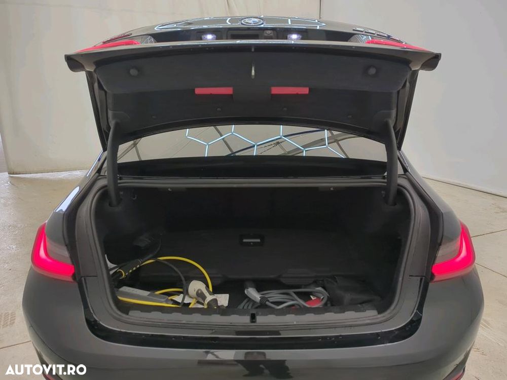 BMW Seria 3 330e xDrive Aut. Advantage - 11