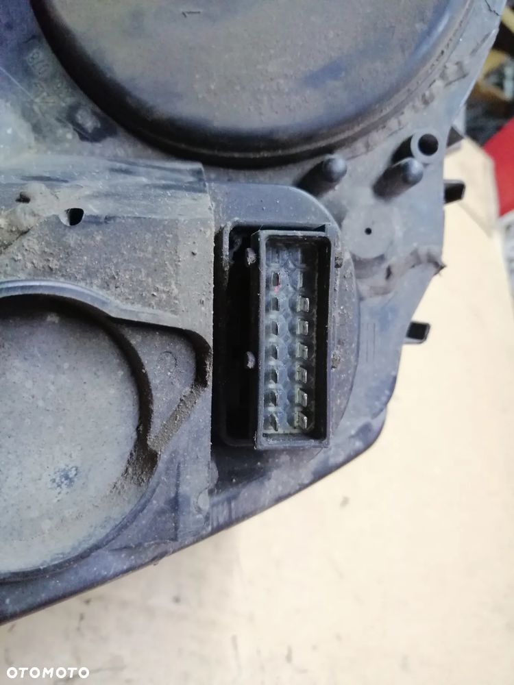 Opel Zafira B komplet lamp przednich Xenon 13252471RH 13252470LH EU - 13