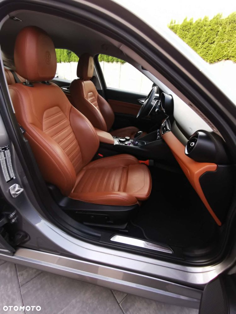 Alfa Romeo Giulia 2.2 AT8 Executive - 8