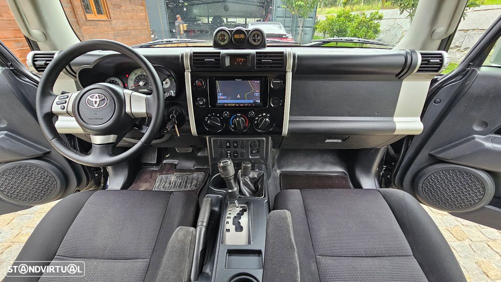 Toyota FJ Cruiser - 11