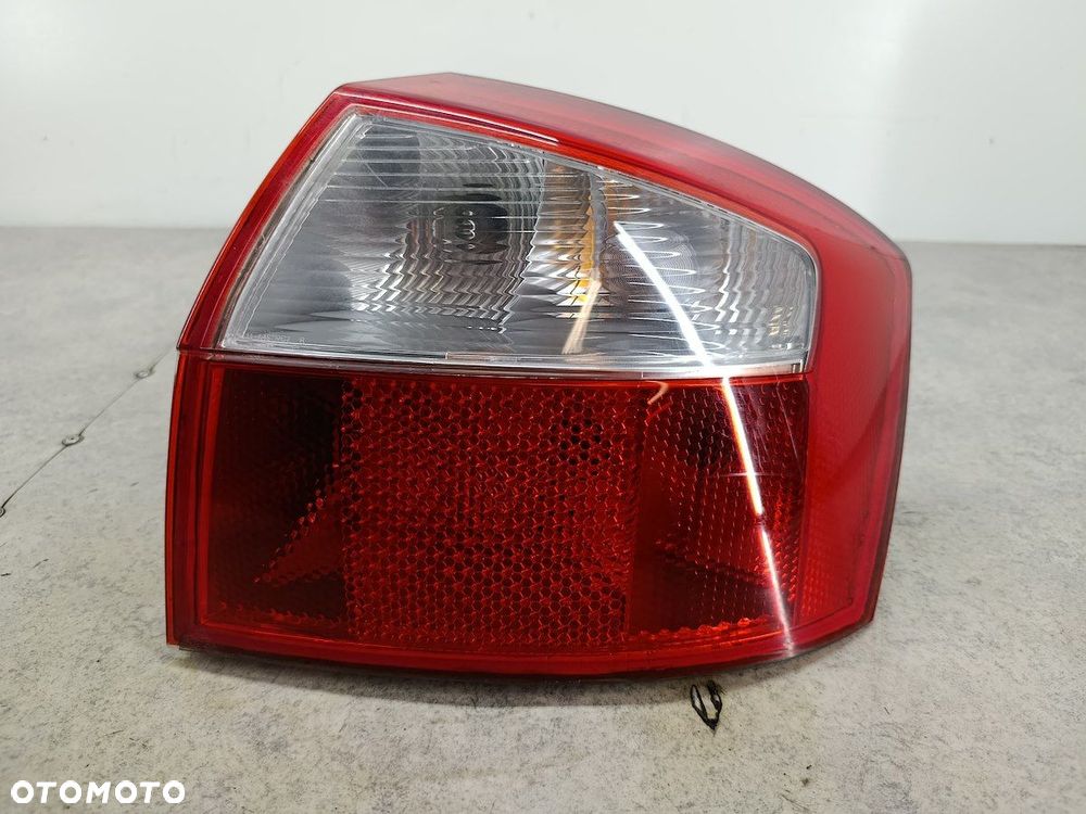 LAMPA TYLNA PRAWA AUDI A4 B6 SEDAN - 4