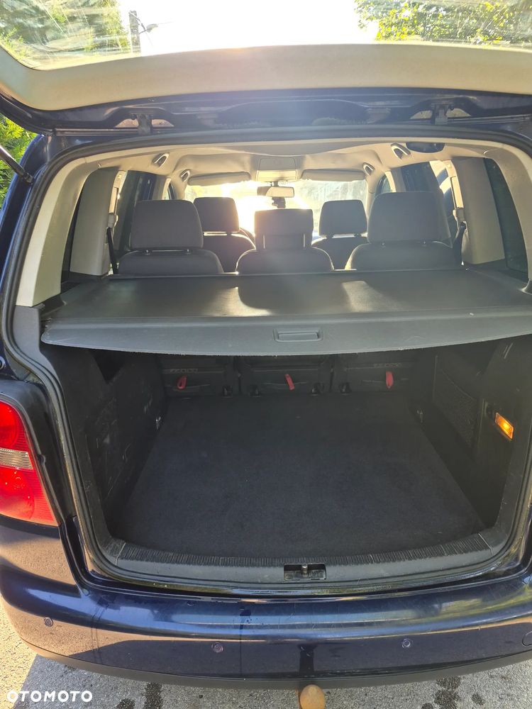 Volkswagen Touran 2.0 TDI Highline - 9