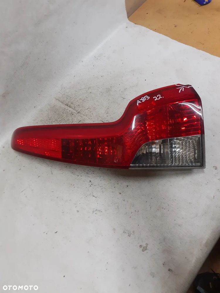 .  TYL TYLNA LAMPA PRAWA VOLVO V50