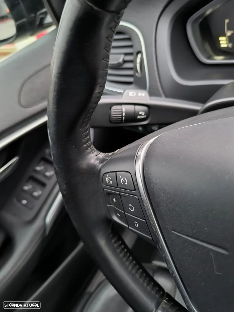 Volvo V40 D2 Momentum - 35