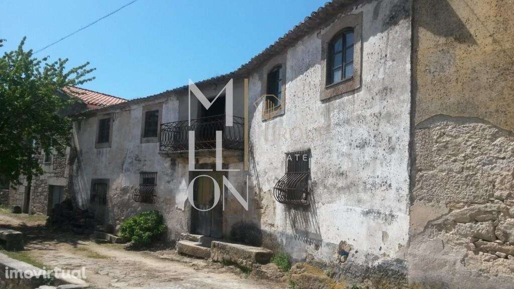 Casa em pedra com áreas generosas para renovação total. - Grande imagem: 2/8