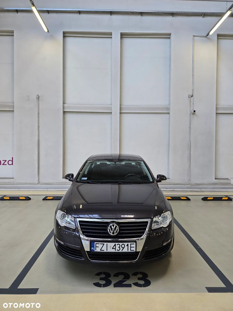 Volkswagen Passat 1.6 FSI Comfortline - 2