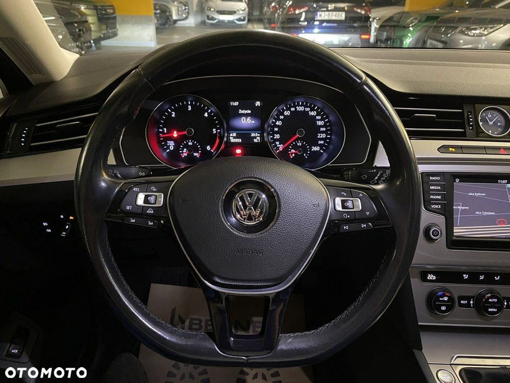 Volkswagen Passat - 17