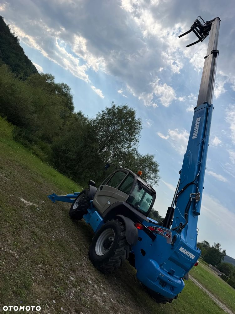 Manitou MT1440. Ładowarka Teleskopowa 14 metrów wysuw! UDŹWIG 4 TONY! Przebieg 2900 mtg. Maszyna jak Nowa z SALONU. 2017 rok. z Norwegii z Gospodarstwa rolnego! Silnik PERKINS Turbo 110 km. Aktualne Serwisy w Dekra. Nowy Model sterowane wszystko z 1 dżojstika. Ani deka luzów czy wycieku. OKAZJA! Jazda REWERS + 4 biegi. Skręt 3 tryby. Wyjście Hydrauliczne na maszcie, Poziomowanie ośi stabilizatory! Wyjścia Hydrauliczne na maszt! Okazja Ani deka luzów i wycieków. Wersja Norweska. Wielka Okazja - 17