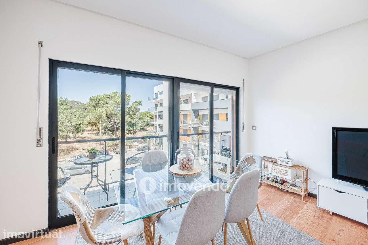 Apartamento T1 moderno, com varanda e áreas amplas, em Corroios - Grande imagem: 3/30