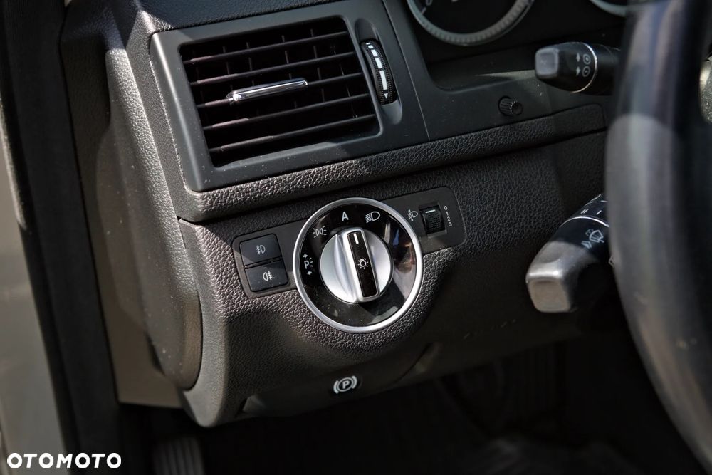 Mercedes-Benz Klasa C 180 CGI Automatik BlueEFFICIENCY - 24