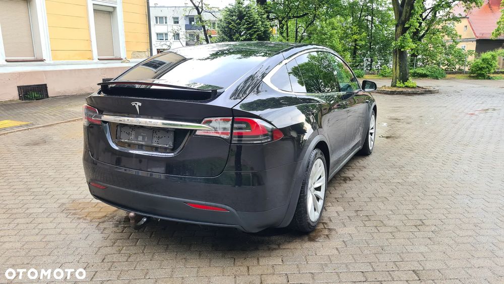 Tesla Model X - 9