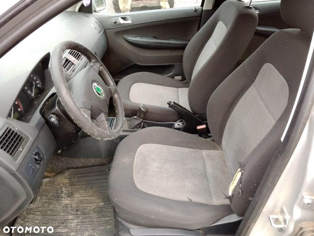 Skoda Fabia 6Y (99-04r.) 1.2 B 54KM. Silnik AWY/BMD Skrzynia GSH/GKS/GER/GDN/FSP lakier LF7T/9102/F7T. Cały na części. GWARANCJA !!!  Przód Tył Zestaw Komplet Drzwi Klapa Zderzak Błotnik Maska Grill Atrapa Szyba Pas Lampa Lusterko Boczki Fotel Kanapa Kokpit Deska Rozdzielcza Przełącznik Włącznik Sterownik Przewody Wiązka Instalacja Moduł Komputer Czujnik Listwa Pompa Alternator Wtryski Głowica Rozrusznik Kompresor Sprzęgło Dwumas Silnik Skrzynia ABS Klimatyzacji Paliwa Wspomagania Kolektor Turbina Przepustnica Zawór Chłodnica Koło Hak Belka Sanki Zawieszenie Mcpherson Półoś Amortyzator Wydech Tłumik Zacisk Most - 7