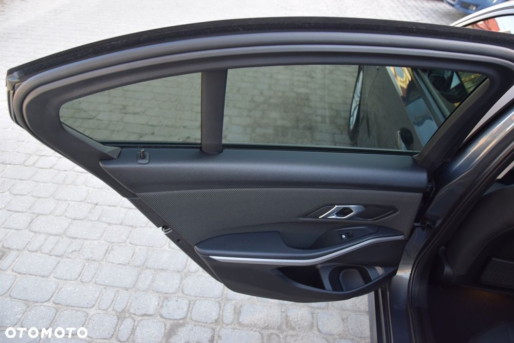 BMW Seria 3 318d Edition M Sport Shadow - 31