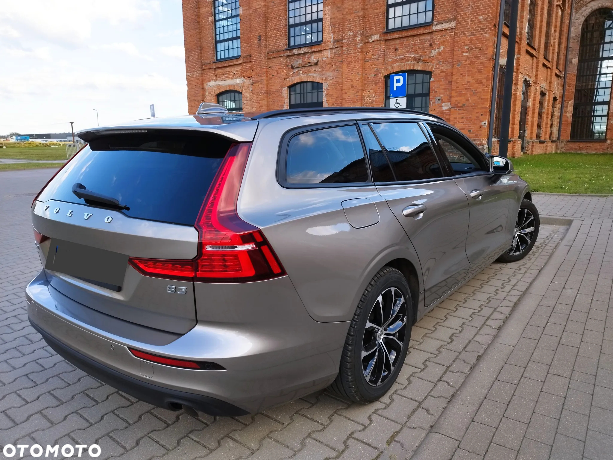 Volvo V60 B3 B DKG Momentum Core - 14