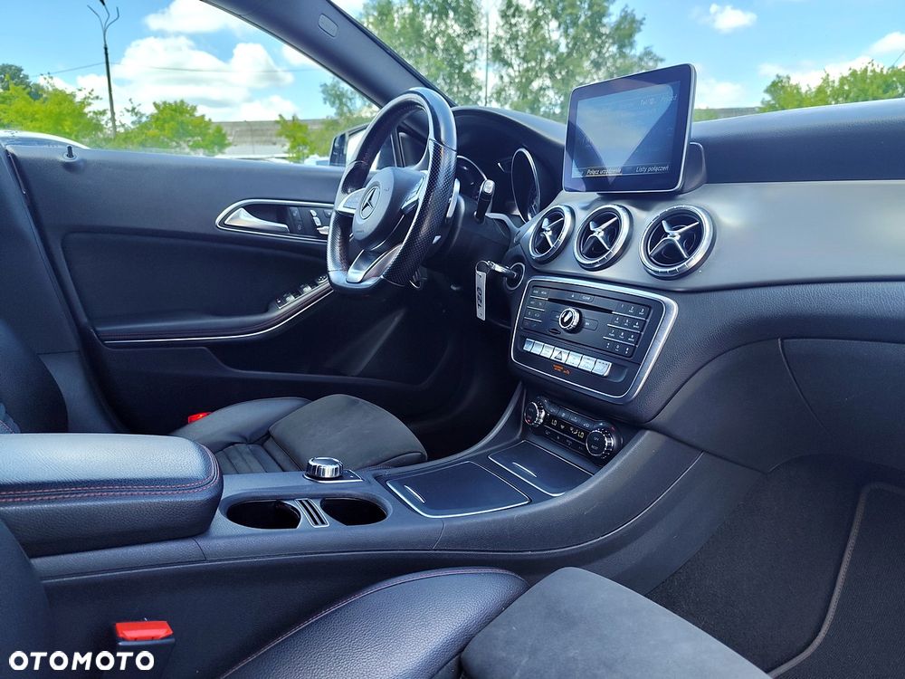 Mercedes-Benz CLA 200 7G-DCT AMG Line - 11
