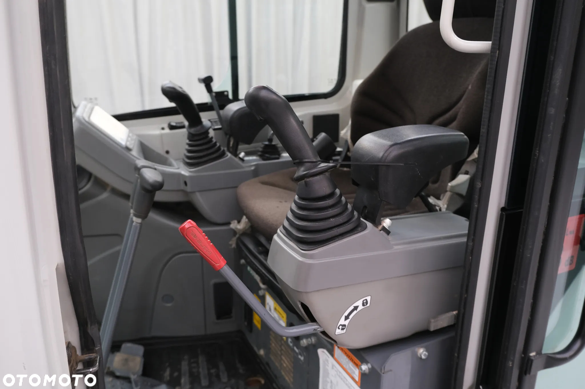 Takeuchi TB225 - 5
