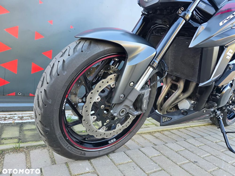 Suzuki GSX - 14