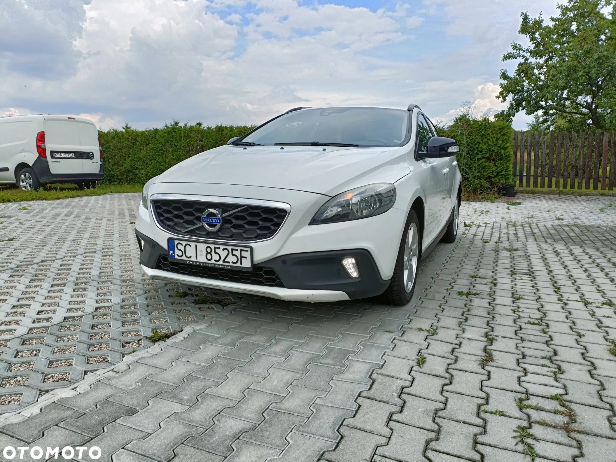 Volvo V40 Cross Country D2 Momentum - 1