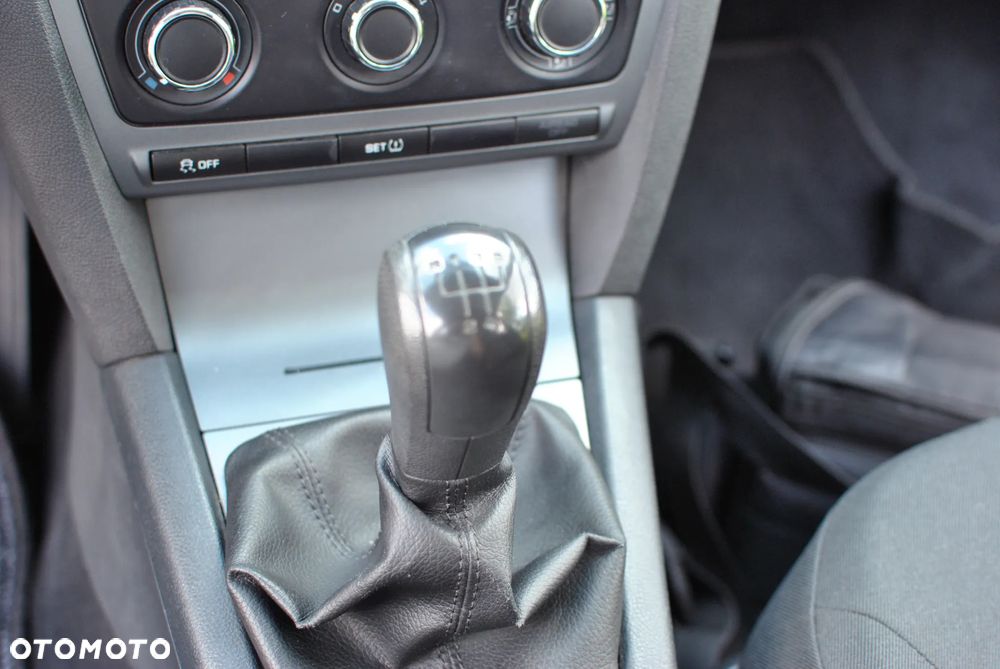Skoda Octavia 1.6 Ambiente - 25