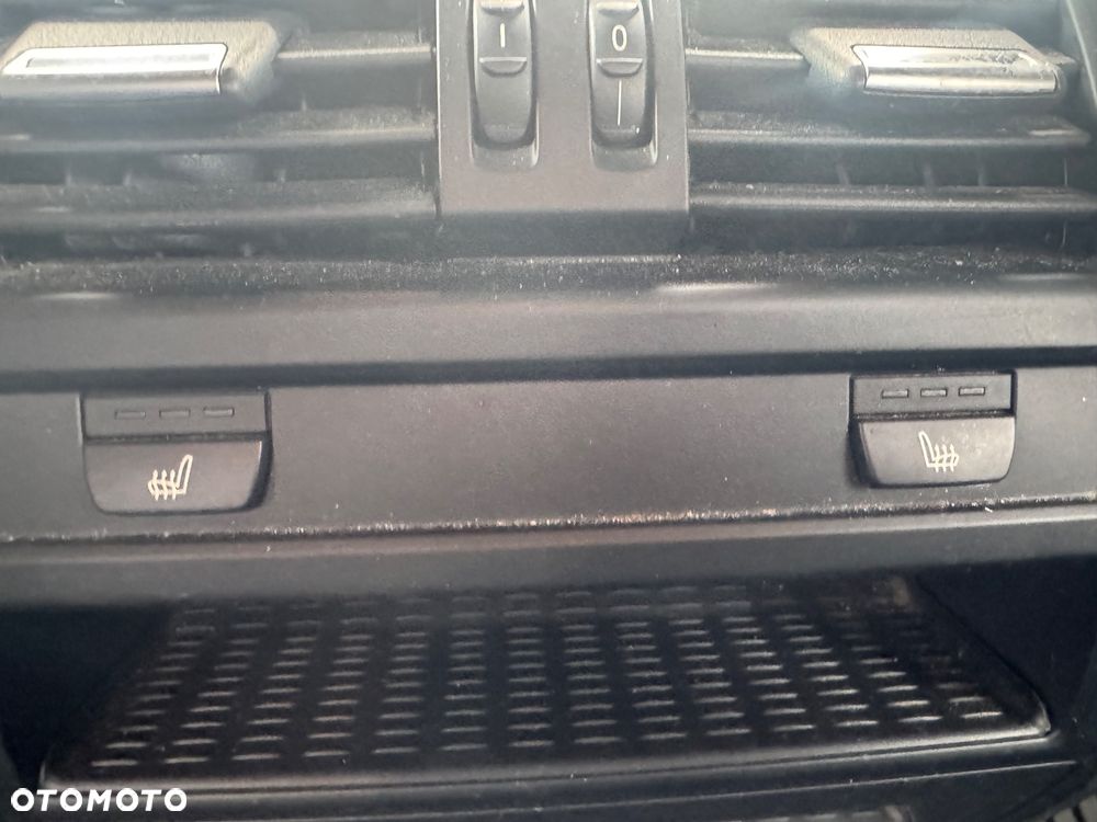 BMW Seria 5 528i xDrive Luxury Line - 31