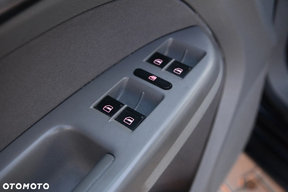 Volkswagen Touran 2.0 TDI DPF Trendline - 26