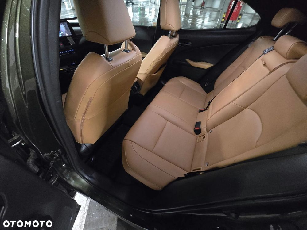 Lexus UX 2024