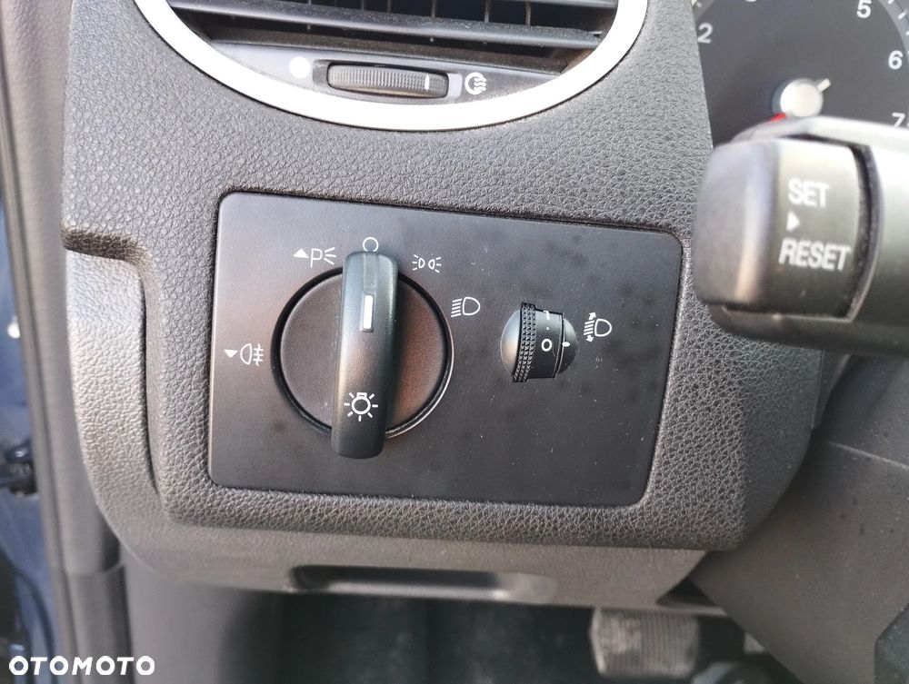 Ford Focus 1.6 16V Fun X - 14