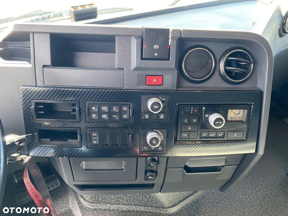 Renault THIGH480 High Sleeper Cab - 13