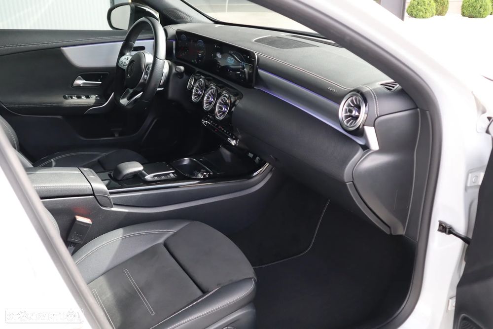 Mercedes-Benz A 250 e 8G-DCT AMG Line - 12
