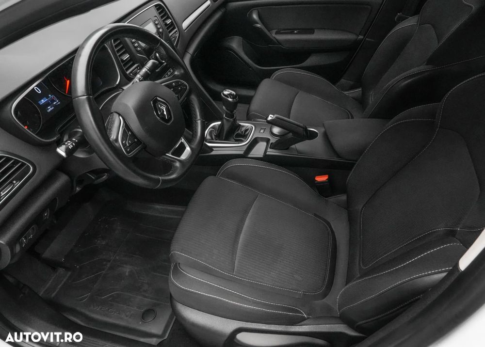 Renault Megane TCE 140 Equilibre - 11