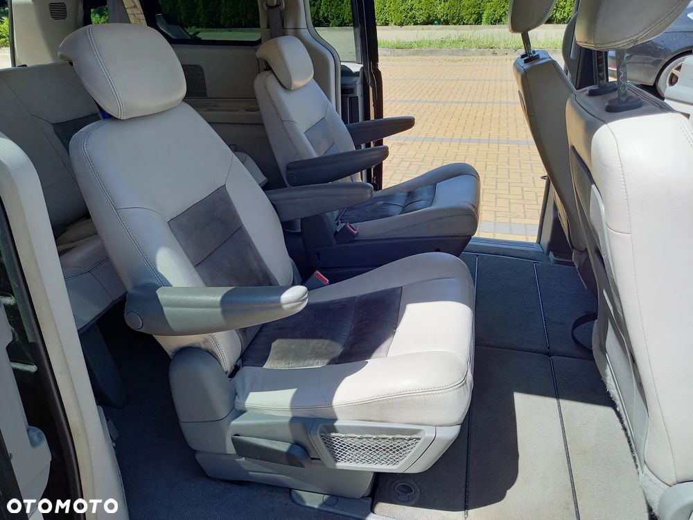 Chrysler Town & Country - 10