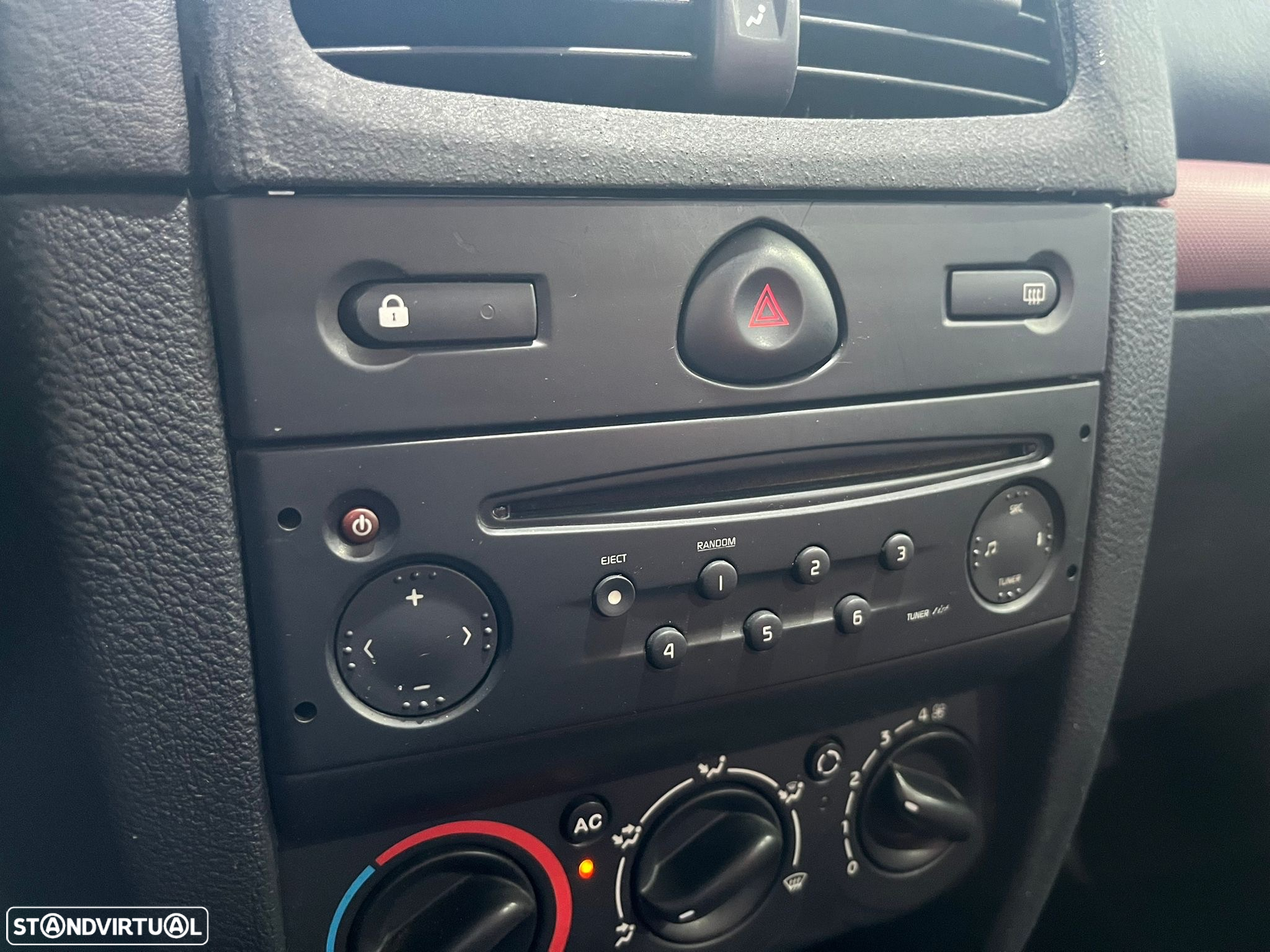 Renault Clio 1.2 16V Billabong QuickS - 14