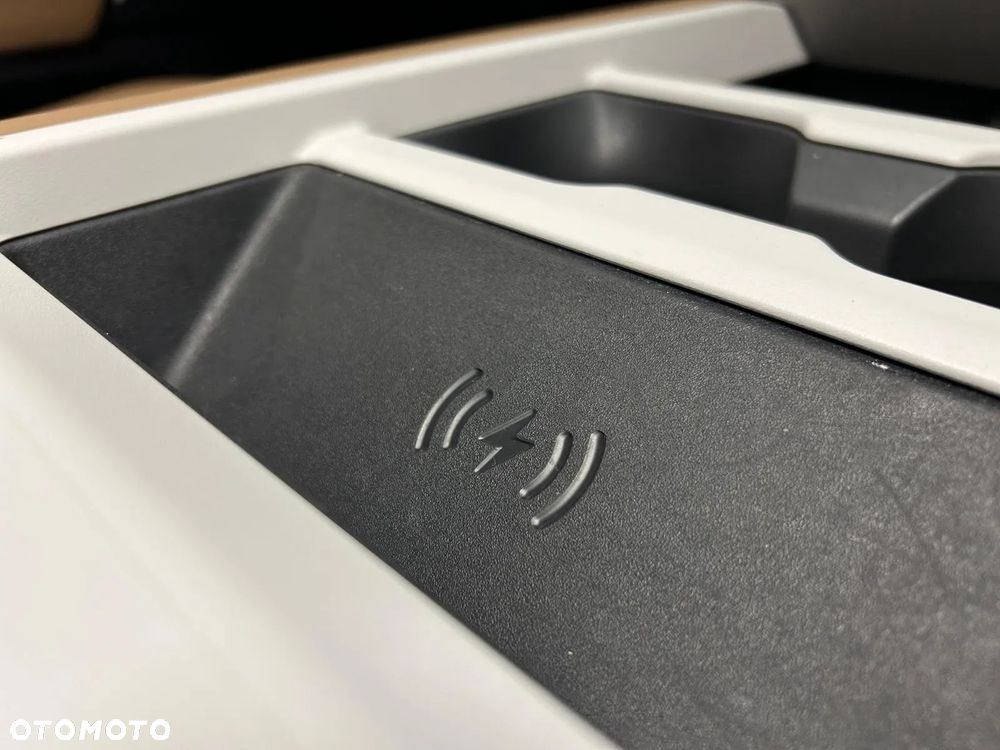 Land Rover Defender 3.0 D250 mHEV X-Dynamic HSE - 38