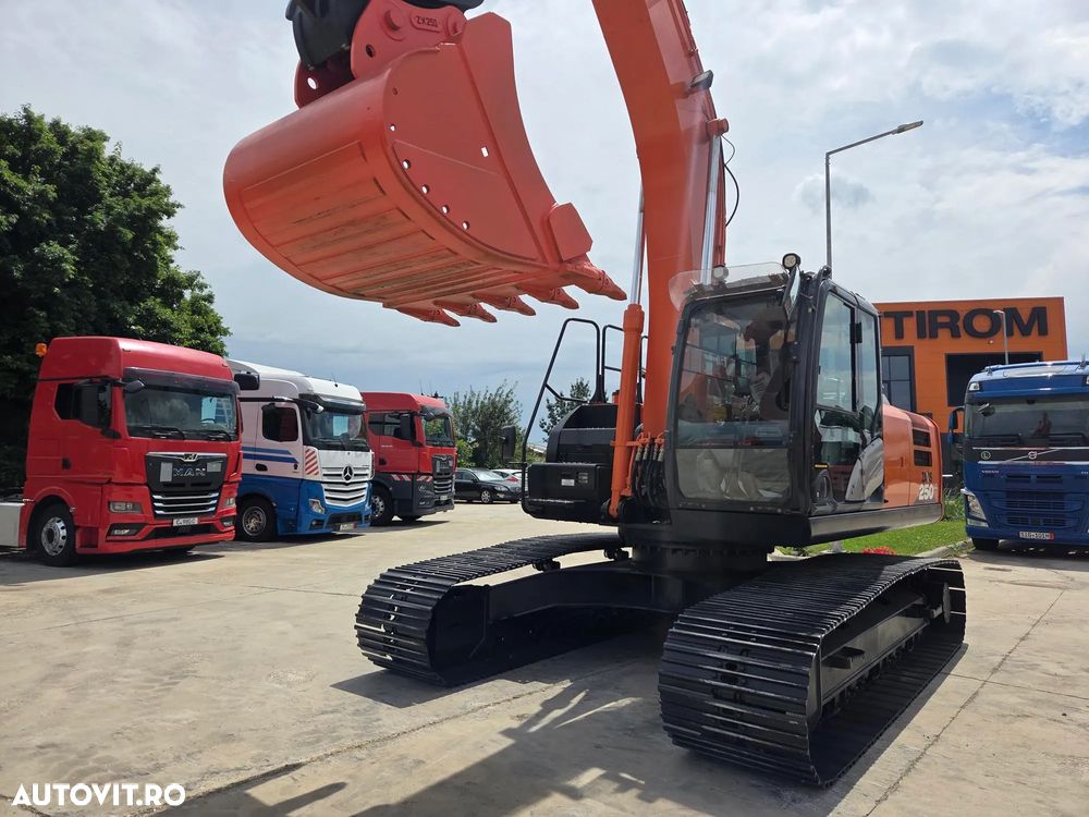 Hitachi ZX250-6, 2019, 6.254h, Masa operationala 27,1tone, cupa NOUA 1,55mc, cupla rapida, lant 80% bun doar 1.109h deplasare, consum mediu 12,5l/h, ad sapare 7m, camera spate si laterale, ridica 16,2 avertizare antirasturnare, 3 pompe hidr, PROMOTIE 86.900 - 12