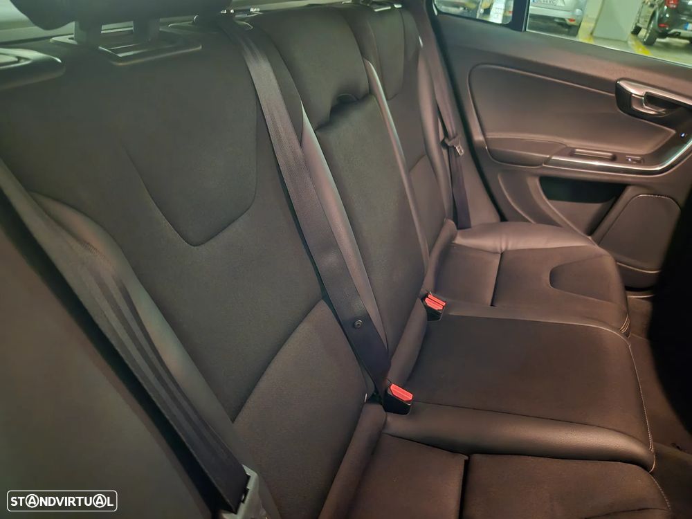 Volvo V60 1.6 D2 Momentum Eco - 33
