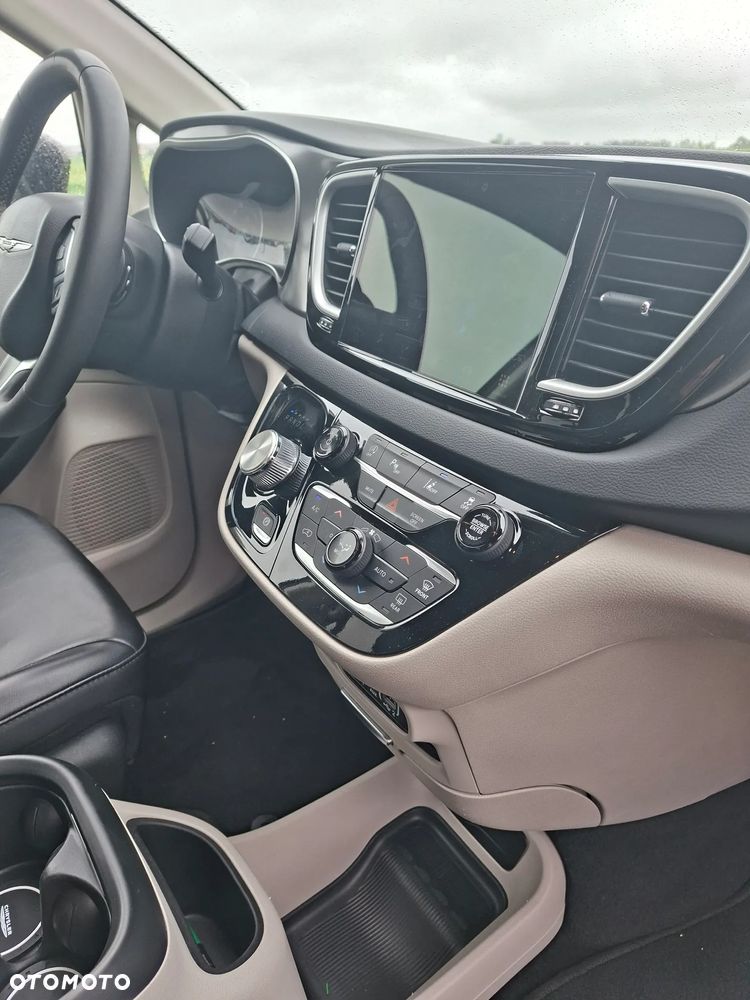 Chrysler Pacifica - 8