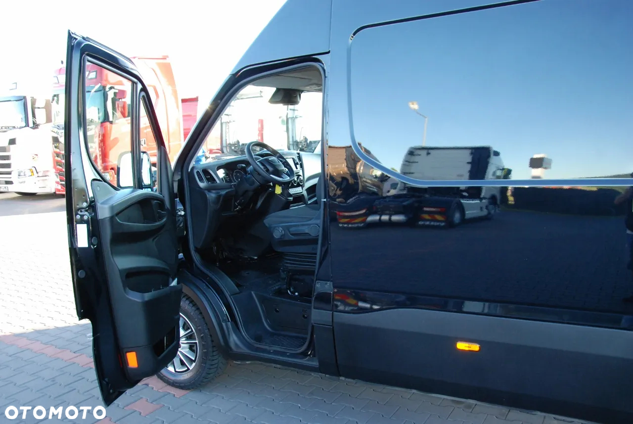 Iveco DAILY 35-180 /  BLASZAK / 2022 ROK /  HI-MATIC / Full opcja / CZARNY METALIK /  SPROWADZONY / PO KONTRAKCIE SERWISOWYM - 24