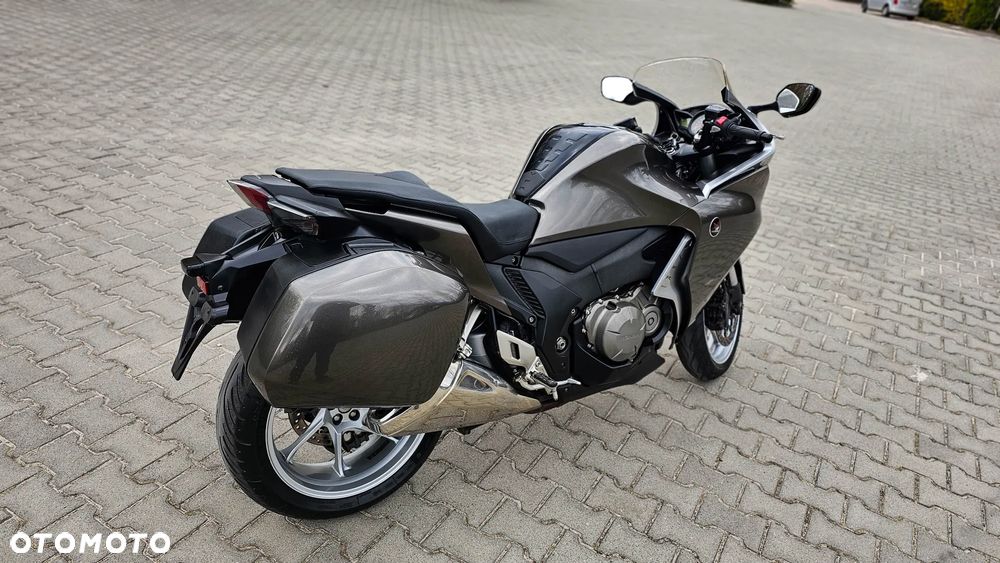 Honda VFR - 16