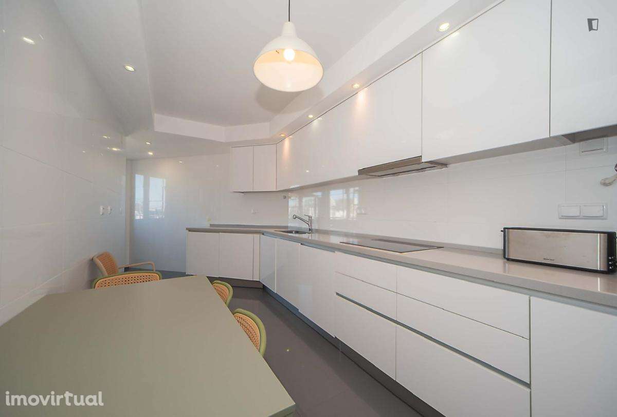 Quarto - localizado em Penha Lisbon - Grande imagem: 5/15