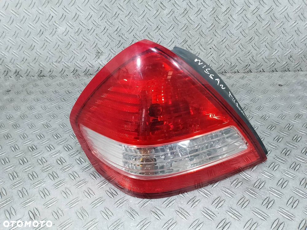 LAMPA TYLNA LEWA NISSAN TIIDA 225040-01 SEDAN - 1