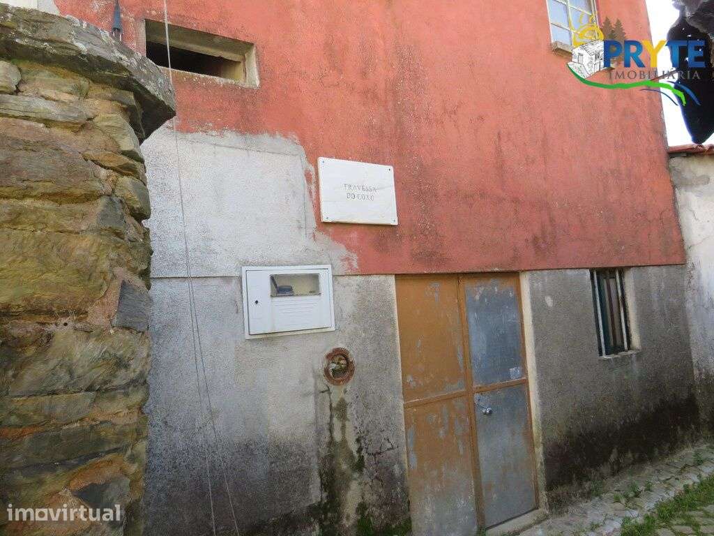 Moradia para recuperar situada a alguns minutos da Vila Sertã - Grande imagem: 3/20
