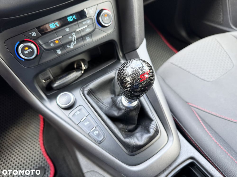 Ford Focus 1.0 EcoBoost Start-Stopp-System ST-LINE - 28