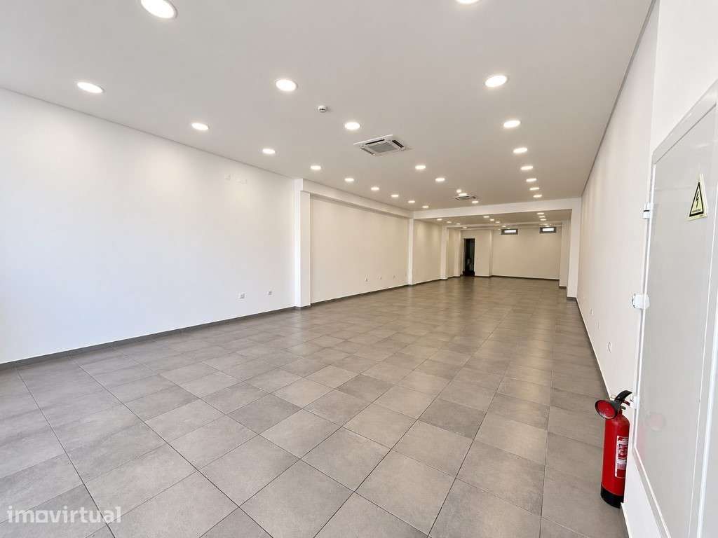 Loja totalmente renovada no centro da Parede - Excelente visibilidade! - Grande imagem: 5/7