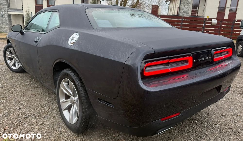 Dodge Challenger - 12